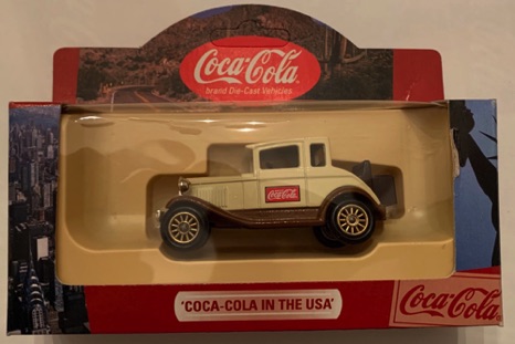 10259-1 € 10,00 coca cola auto in the USA beige bruin ca 7 cm.jpeg